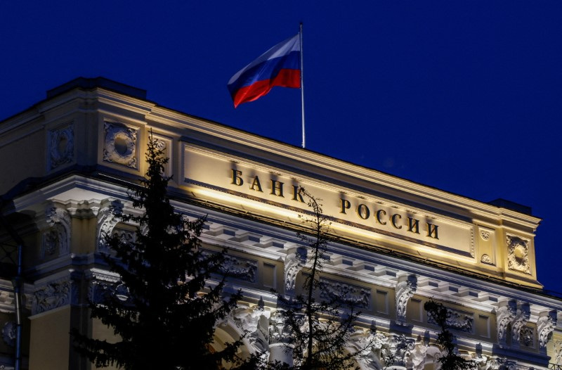 &copy; Reuters. La bandiera della Federazione russa sventola sopra la sede della banca centrale russa a Mosca. 27 maggio 2022. REUTERS/Maxim Shemetov
