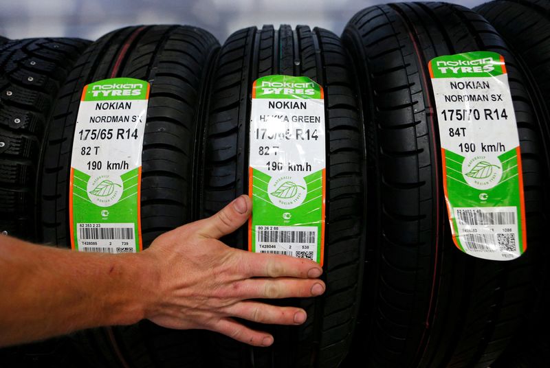 &copy; Reuters. FILE PHOTO: An employee sorts Nokian tyres at a tyre assembling centre and shop in Moscow, August 8, 2014. REUTERS/Maxim Shemetov/File Photo