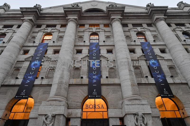 &copy; Reuters. Il logo Iveco all'esterno della sede della Borsa di Milano, nel giorno del debutto in borsa dell'azienda. 3 gennaio 2022. REUTERS/Daniele Mascolo