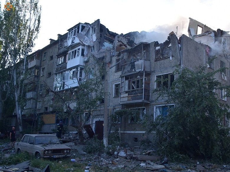 &copy; Reuters. Membro de equipe de resgate perto de prédi residencial atingido por ataque militar russo em Mykolaiv, na Ucrânia
29/06/2022 Serviço de Imprensa do Serviço Estatal de Emergência da Ucrânia/Divulgação via REUTERS