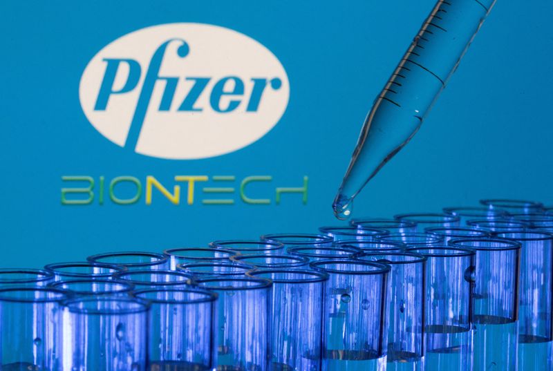 &copy; Reuters. FILE PHOTO: Test tubes are seen in front of displayed Pfizer and Biontech logos in this illustration taken, May 21, 2021. REUTERS/Dado Ruvic/Illustration