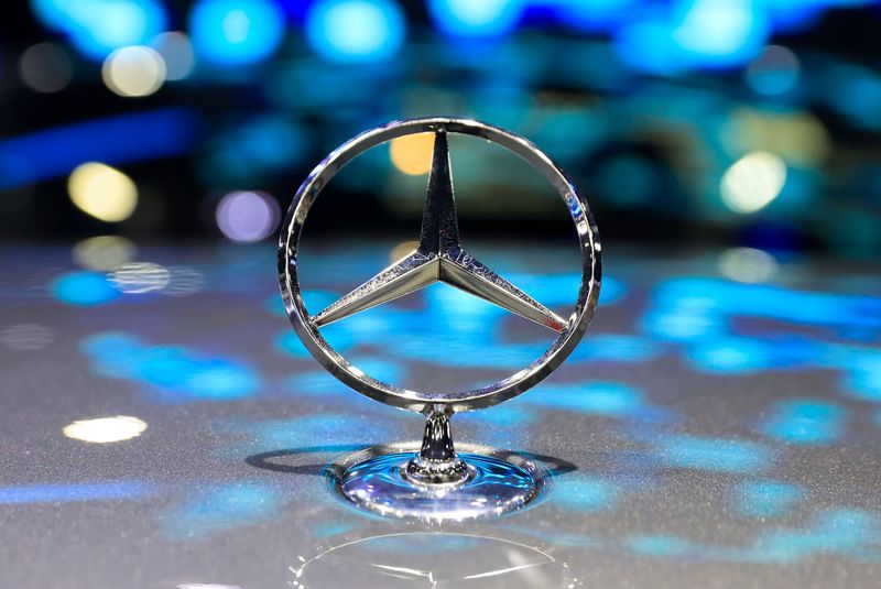 &copy; Reuters. FILE PHOTO: Mercedes logo is seen on the Mercedes E300e EV car at the Bangkok International Motor Show in Bangkok, Thailand, March 30, 2022. REUTERS/Soe Zeya Tun