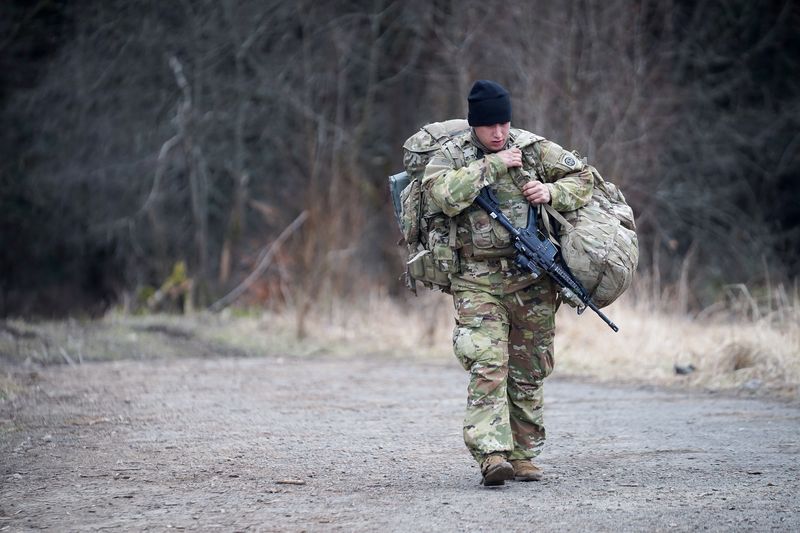 © Reuters. U.S. Army soldiers assigned to the 82nd Airborne Division, deployed to Poland to reassure NATO allies and deter Russian aggression, encamp at an operating base 6KM from the Ukrainian border, near Przemysl, Poland, February 21, 2022. REUTERS/Bryan Woolston