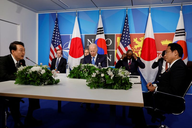 &copy; Reuters. الرئيس الأمريكي جو بايدن في اجتماع ثلاثي مع رئيس الوزراء الياباني فوميو كيشيدا والرئيس الكوري الجنوبي يون سوك-يول خلال قمة لحلف شمال الأطلس