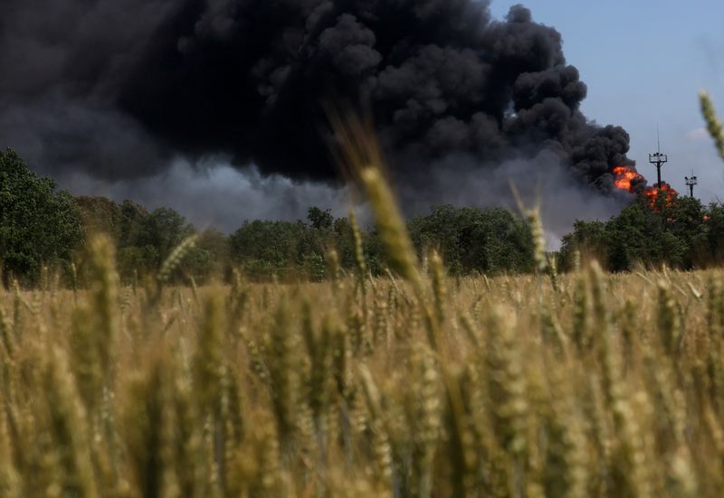 &copy; Reuters. Fumaça de unidade de processamento de gás atingida por disparo de artilharia atrás de campo de trigo na região ucraniana de Kharkiv
21/06/2022 REUTERS/Leah Millis