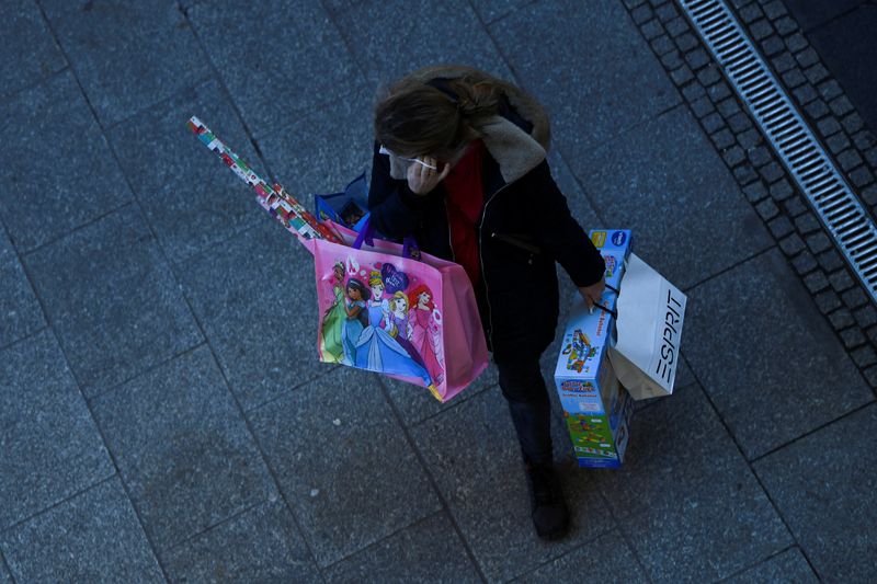 &copy; Reuters. FOTO DE ARCHIVO: Una mujer lleva bolsos de compras en medio de la pandemia de coronavirus en Berlín, Alemania 21 de diciembre del 2021. REUTERS/Annegret Hilse