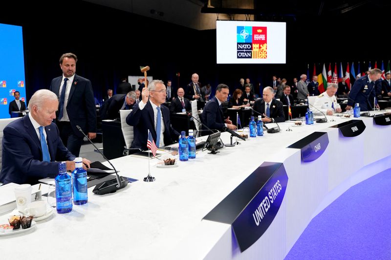 &copy; Reuters. El Secretario General de la OTAN, Jens Stoltenberg, golpea un mazo para marcar el inicio de una mesa redonda en la cumbre de la OTAN en Madrid, España. 29 de junio, 2022. Susan Walsh/Pool vía REUTERS