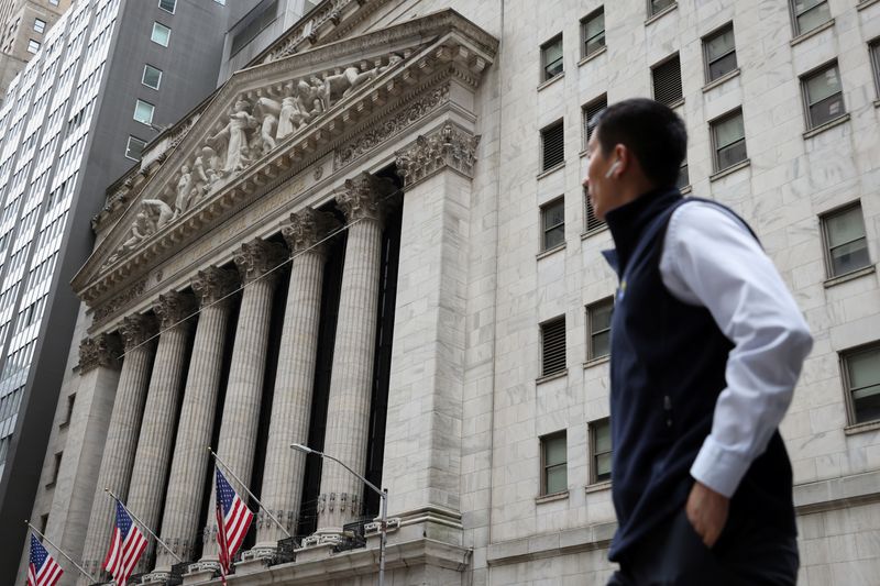 © Reuters. FILE PHOTO: A person walks by the New York Stock Exchange (NYSE) in Manhattan, New York City, U.S., May 19, 2022. REUTERS/Andrew Kelly