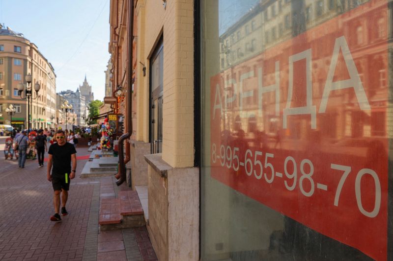 &copy; Reuters. FILE PHOTO: A pedestrian walks past the windows of business premises put out for rent in Moscow, Russia June 8, 2022. REUTERS/Evgenia Novozhenina/File Photo