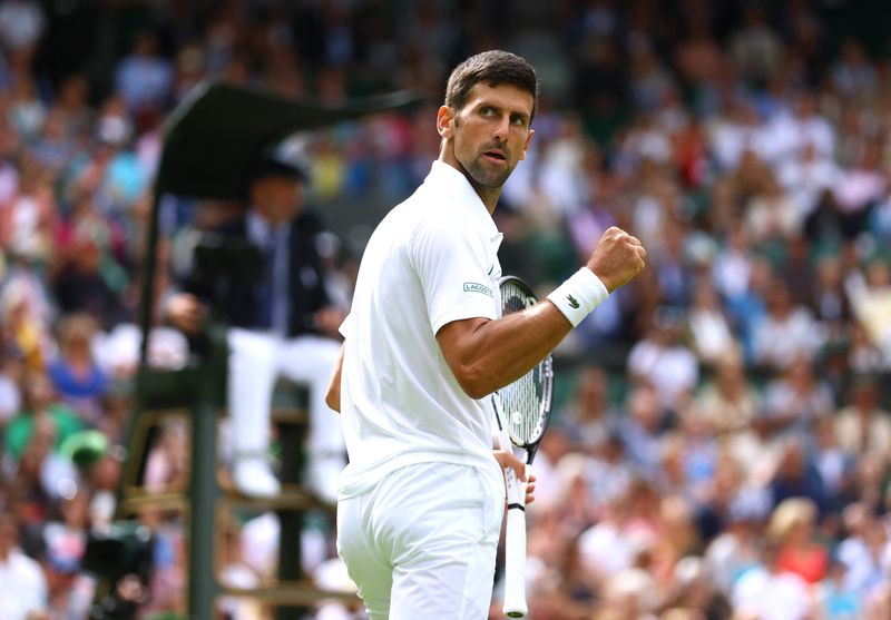 &copy; Reuters. El serbio Novak Djokovic celebra tras derrotar al autraliano Thanasi Kokkinakis en la segunda ronda de Wimbledon, en el All England Lawn Tennis and Croquet Club, Londres, Inglaterra - Junio 29, 2022. REUTERS/Hannah Mckay