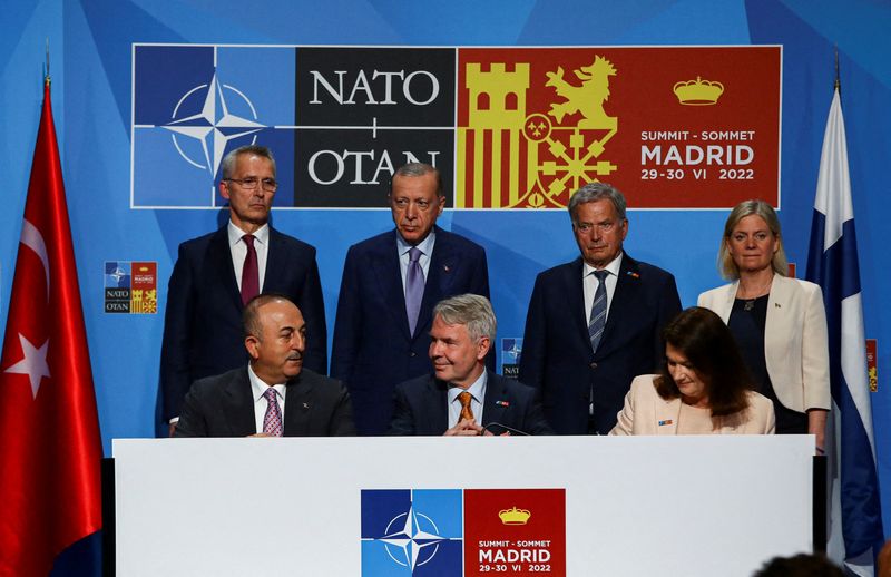 &copy; Reuters. Presidente turco, Tayyip Erdogan; presidente da Finlândia, Sauli Niinisto; premiê da Suécia, Magdalena Andersson; secretário-geral da Otan, Jens Stoltenberg; chanceler turco, Mevlut Cavusoglu; chanceler sueca, Ann Linde; e chanceler finladês, Pekka H