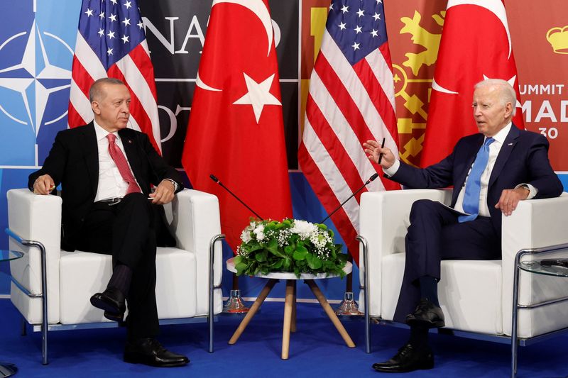 &copy; Reuters. الرئيس الأمريكي جو بايدن يجتمع مع نظيره التركي رجب طيب أردوغان في قمة حلف الأطلسي بمدريد يوم الأربعاء. تصوير : جوناثان إيرنست-رويترز.