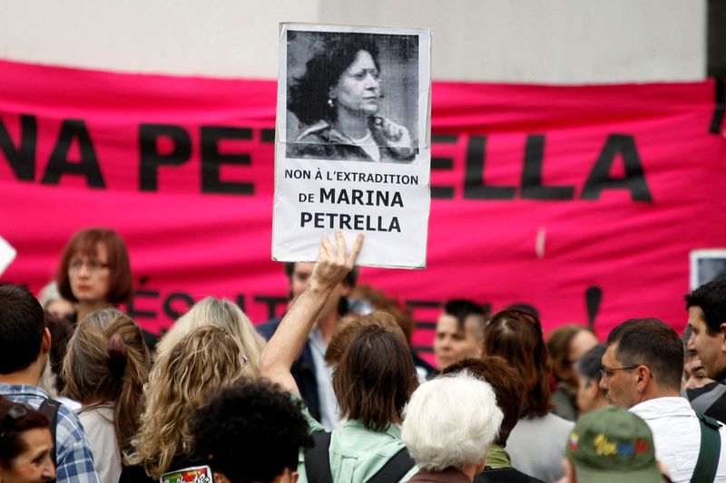 &copy; Reuters. Un manifestante mostra un cartello con la foto dell'ex brigatista rossa Marina Petrella con su scritto "No all'estradizione di Marina Petrella", durante una manifestazione a Parigi. 17 luglio 2008 REUTERS/Charles Platiau/File Photo