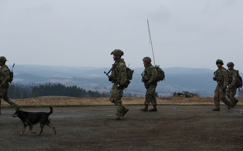 &copy; Reuters. Soldados del ejército estadounidense de la 82 División Aerotransportada caminan hacia una base aérea, en medio de la invasión rusa a Ucrania, cerca de Arlamow, Polonia. 5 de abril, 2022. REUTERS/Kacper Pempel