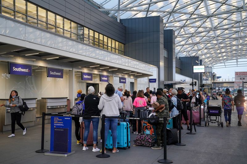 &copy; Reuters. Passengers line up to check bags before their flights at Hartsfield-Jackson Atlanta International Airport in Atlanta, Georgia, U.S. June 28, 2022. REUTERS/Elijah Nouvelage