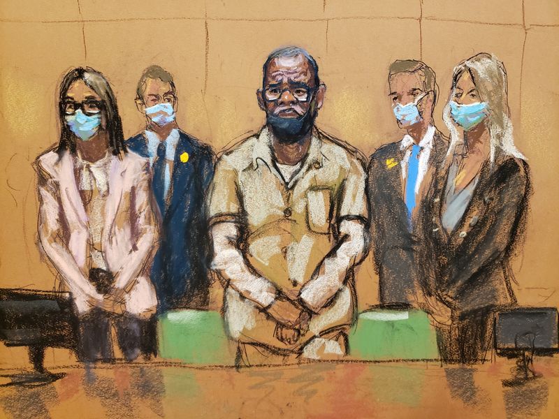 © Reuters. R. Kelly stands with his lawyers Jennifer Bonjean and Ashley Cohen during his sentencing hearing for federal sex trafficking at the Brooklyn Federal Courthouse in Brooklyn, New York, U.S., June 29, 2022 in this courtroom sketch. REUTERS/Jane Rosenberg