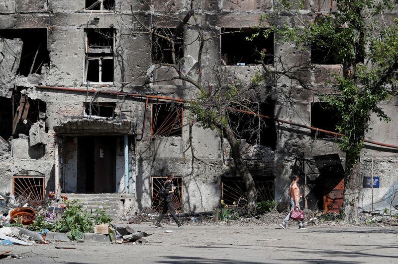 &copy; Reuters. Foto de archivo ilustrativa de un edificio severamente dañado en Mariupol por los bombardeos rusos
May 30, 2022. REUTERS/Alexander Ermochenko/File Photo
