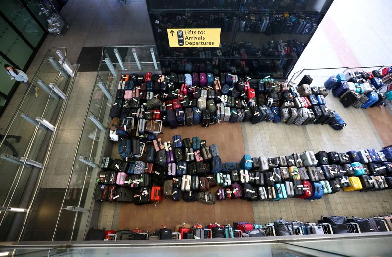 © Reuters. FILE PHOTO: Lines of passenger luggage lie arranged outside Terminal 2 at Heathrow Airport in London, Britain, June 19, 2022. REUTERS/Henry Nicholls/File Photo