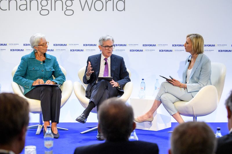 © Reuters. Presidente do Banco Central Europeu (BCE), Christine Lagarde, e o presidente do Conselho do Federal Reserve dos EUA, Jerome Powell, participam do Fórum do BCE sobre Banco Central em Sintra, Portugal
29/06/2022
Banco Central Europeu/Divulgação via REUTERS