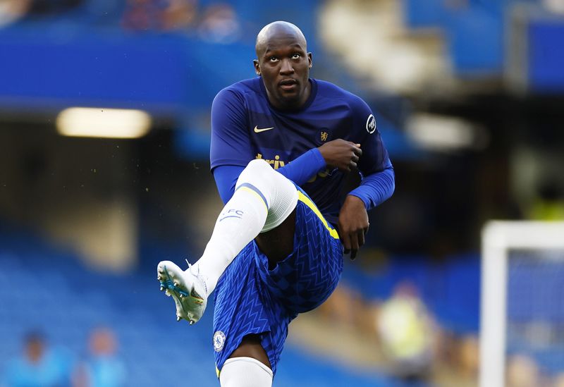 &copy; Reuters. IMAGEN DE ARCHIVO. Romelu Lukaku durante el calentamiento antes de un partido del Chelsea frente al Leicester City por la Premier League, en  Stamford Bridge, Londres, Inglaterra - Mayo 19, 2022. Action Images vía Reuters/Andrew Boyers 