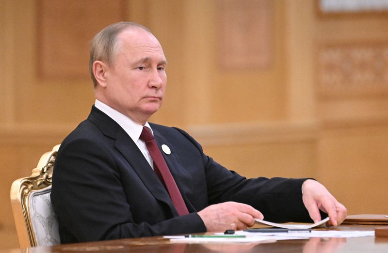 &copy; Reuters. الرئيس الروسي فلاديمير بوتين في تركمانستان يوم الاربعاء. صورة من سبوتنيك. 