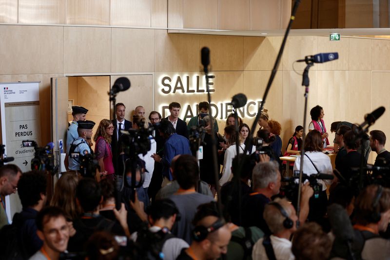 &copy; Reuters. １３０人が死亡した２０１５年の仏パリ同時多発攻撃の公判で、パリの裁判所は２９日、実行犯グループの唯一の生存者とされるサラ・アブデスラム被告（３２）に対し、仮釈放の可能性の