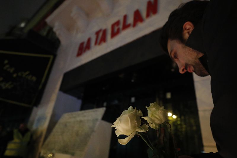 &copy; Reuters. Homem deposita flores em frente ao Bataclan, um dos locais atacados por militantes islâmicos em 2015, em Paris
13/11/2016
REUTERS/Philippe Wojazer 