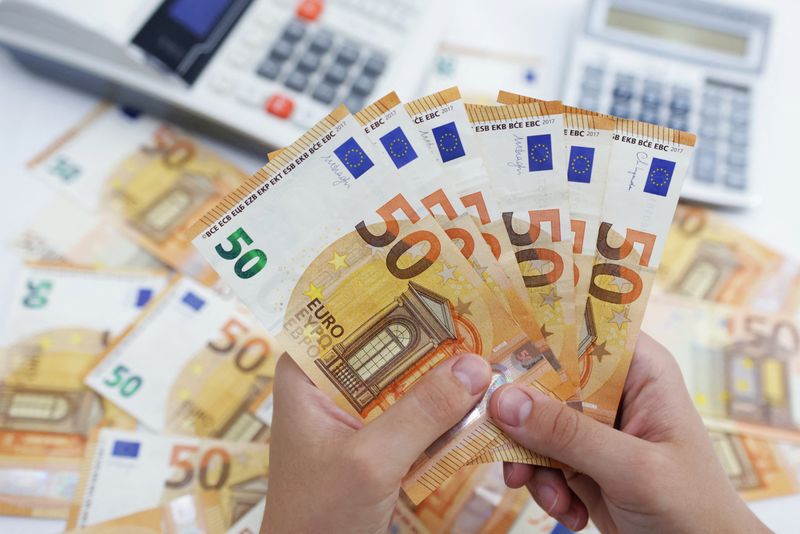 اليورو يهبط والدولار يصعد بعد أن أكد باول مجددا على تشديد السياسة النقدية