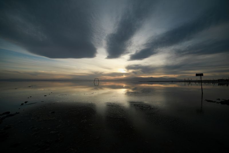 &copy; Reuters. FILE PHOTO: Sunset is reflected in the Salton Sea as seen from Bombay Beach, California, U.S., March 15, 2022. Picture taken March 15, 2022. REUTERS/David Swanson/File Photo