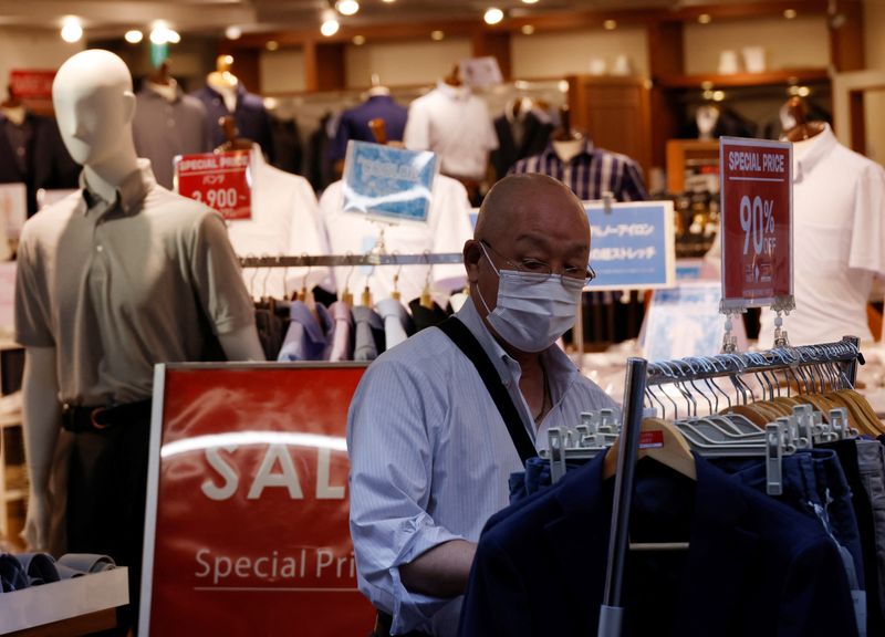 © Reuters. A customer chooses clothes at a shop at the Ameyoko shopping district in Tokyo, Japan, June 27, 2022.  REUTERS/Kim Kyung-Hoon