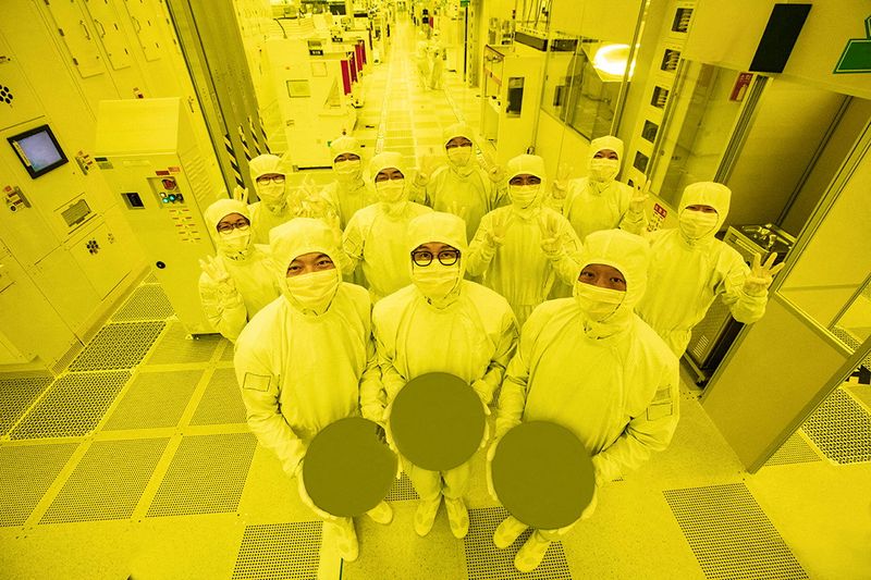 © Reuters. Samsung Electronics workers stand with wafers at its chip contract manufacturing facilities in Hwaseong, South Korea, in this handout image acquired by Reuters on June 30, 2022. Samsung Electronics/Handout via REUTERS   