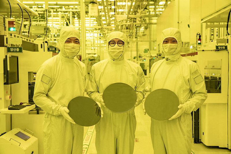 &copy; Reuters. 　６月３０日、韓国の半導体大手サムスン電子は、回路線幅３ナノ（ナノは１０億分の１）メートルの半導体の量産を開始したと発表した。３ナノ製品の量産化は世界で初めてで、ライバル