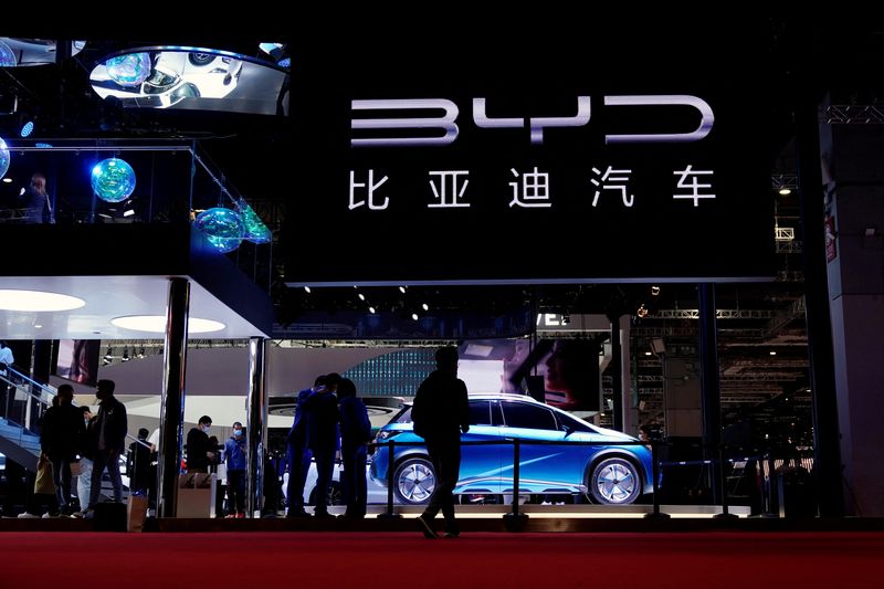 © Reuters. FILE PHOTO: People visit the BYD booth during a media day for the Auto Shanghai show in Shanghai, China, April 19, 2021. REUTERS/Aly Song