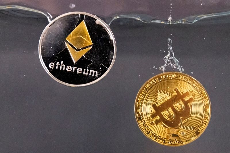 © Reuters. FILE PHOTO: Souvenir tokens representing cryptocurrency Bitcoin and the Ethereum network, with its native token ether, plunge into water in this illustration taken May 17, 2022. REUTERS/Dado Ruvic/Illustration
