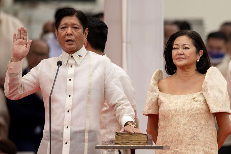 &copy; Reuters. 　６月３０日、フィリピンの独裁者だった故マルコス大統領の長男、フェルディナンド・マルコス・ジュニア氏（６４、写真）が、大統領に就任した。写真は就任式でのマルコス夫妻。フィ
