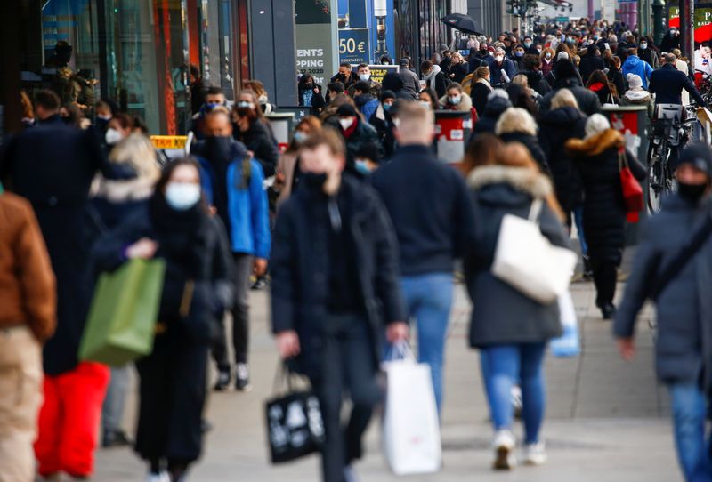 &copy; Reuters. FILE PHOTO: People pass by the Europa-Center shopping mall, amid the coronavirus disease (COVID-19) pandemic in Berlin, Germany, December 14, 2020. REUTERS/Michele Tantussi