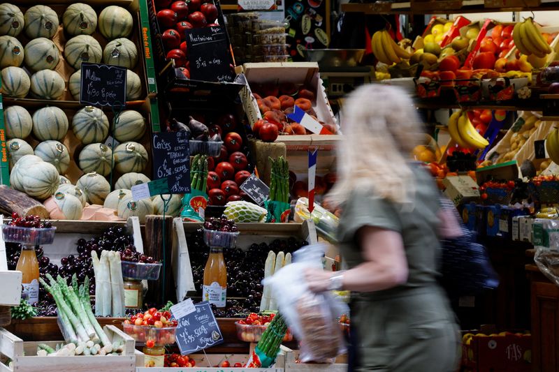 &copy; Reuters. FILE PHOTO: A woman shops at a fruit and vegetables shop in Paris, France, June 10, 2022. REUTERS/Sarah Meyssonnier