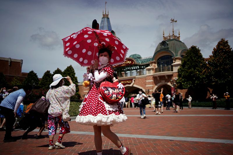 &copy; Reuters. فتاة ترتدي ملابس إحدى شخصيات ديزني يوم 30 يونيو حزيران 2022 بعد إعادة افتتاح متنزه ديزني في شنغهاي. رويترز