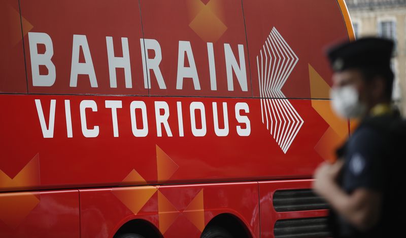 &copy; Reuters. حافلة فريق البحرين فيكتوريوس لسباقات الدراجات في فرنسا يوم 15 يوليو تموز 2021. تصوير: بنواه تيسييه - رويترز