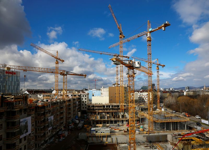 &copy; Reuters. FILE PHOTO: Cranes are pictured at a construction site in Vienna, Austria, March 9, 2017.   REUTERS/Leonhard Foeger