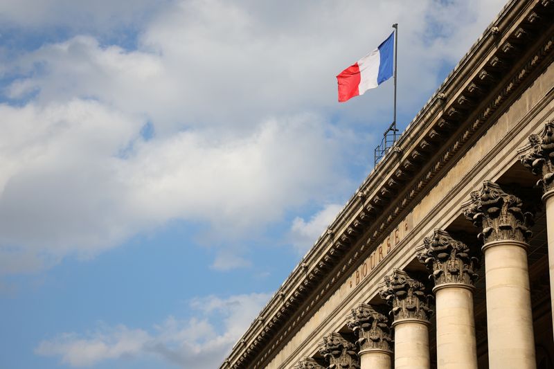 &copy; Reuters. Una bandiera francese a Parigi. REUTERS/Sarah Meyssonnier