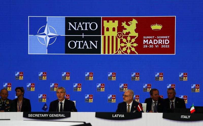 &copy; Reuters. El secretario general de la OTAN, Jens Stoltenberg (izquierda), junto al presidente de Letonia, Egils Levits, durante una mesa redonda celebrada con ocasión de la cumbre de la alianza atlántica en Madrid, España, el 30 de junio de 2022. REUTERS/Violeta