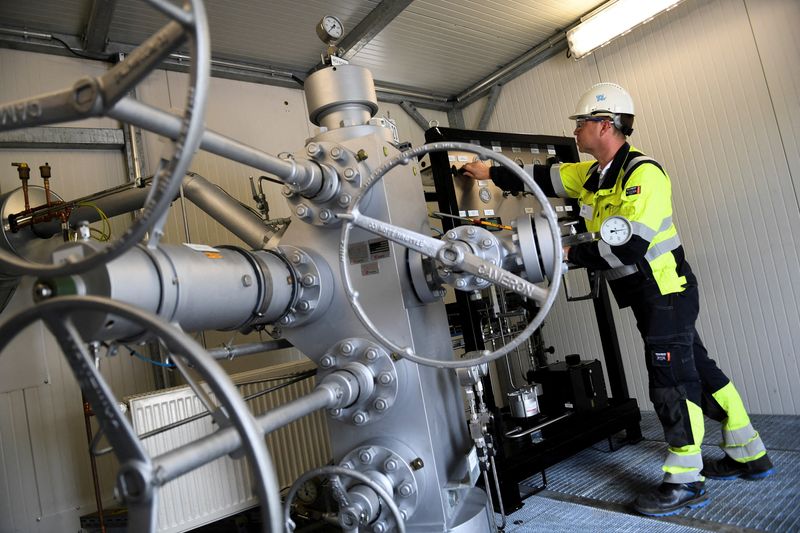 &copy; Reuters. FILE PHOTO: A worker checks a unit at Uniper's Bierwang gas storage facility near the Bavarian town of Kraiburg am Inn, Germany, June 10, 2022. REUTERS/Andreas Gebert