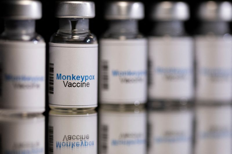 &copy; Reuters. FOTO DE ARCHIVO: Varios viales con la etiqueta "Vacuna Viruela del Mono" en inglés en esta imagen de ilustración tomada el 25 de mayo de 2022. REUTERS/Dado Ruvic