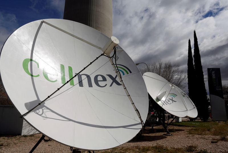 &copy; Reuters. FOTO DE ARCHIVO: El logotipo de Cellnex en dos antenas de telecomunicaciones en Madrid, España, el 10 de marzo de 2016. REUTERS/Sergio Pérez