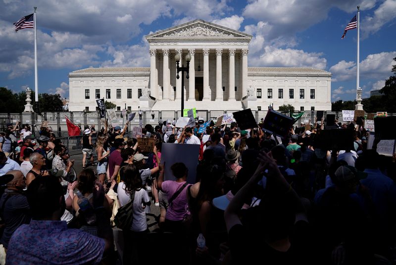&copy; Reuters. FILE PHOTO: Abortion rights supporters protest outside the U.S. Supreme Court the day after the United States Supreme Court ruled in the Dobbs v Women's Health Organization abortion case, overturning the landmark Roe v Wade abortion decision, in Washingto
