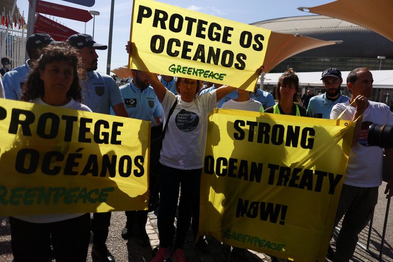 &copy; Reuters. Activistas de Greenpeace sostienen pancartas que dicen: "Protege los océanos" durante una manifestación frente a la Conferencia de la ONU sobre los Océanos en Lisboa, Portugal, el 30 de junio de 2022. REUTERS/Pedro Nunes