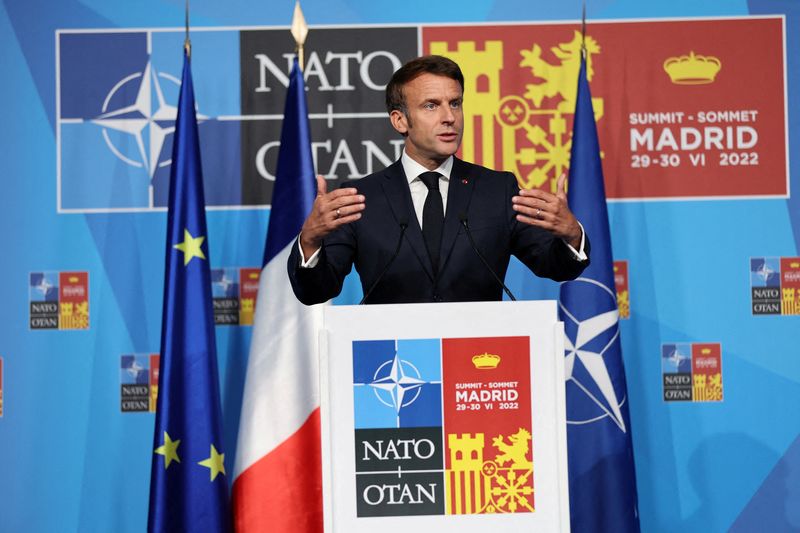 &copy; Reuters. Emmanuel Macron a salué jeudi l'adoption du nouveau concept stratégique de l'Otan, à l'occasion d'une conférence de presse à l'issue d'un sommet de l'Alliance à Madrid. /Photo prise le 30 juin 2022/REUTERS/Nacho Doce