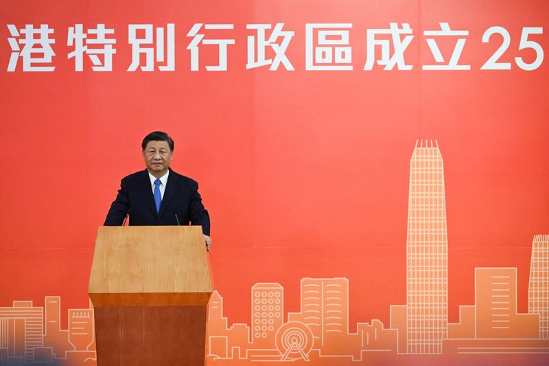 &copy; Reuters. Hong Kong a surmonté ses défis et "renaît de ses cendres", a déclaré jeudi le président chinois Xi Jinping, à son arrivée dans l'ancienne colonie britannique pour célébrer les 25 ans de son retour sous domination chinoise. /Photo prise le 30 jui