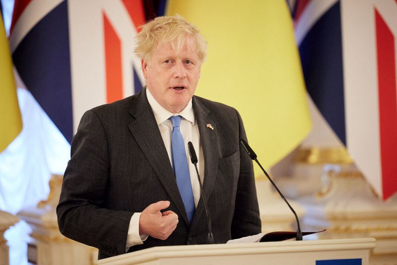 &copy; Reuters. FILE PHOTO: British Prime Minister Boris Johnson speaks during a joint news briefing with Ukraine's President Volodymyr Zelenskiy, as Russia's attack on Ukraine continues, in Kyiv, Ukraine June 17, 2022. Ukrainian Presidential Press Service/Handout via RE